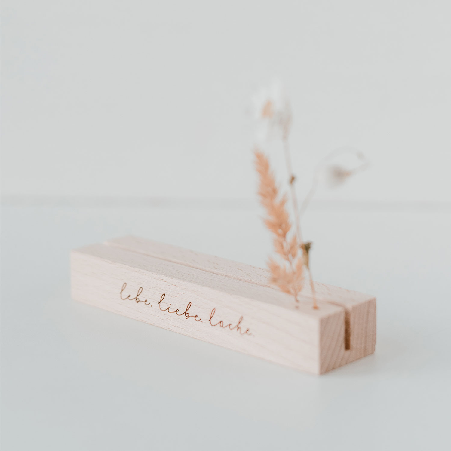 Kartenständer und Trockenblumenständer " lebe liebe lache" 12 cm aus Buchenholz Kartenständer und Trockenblumenständer " lebe liebe lache" 12 cm aus Buchenholz