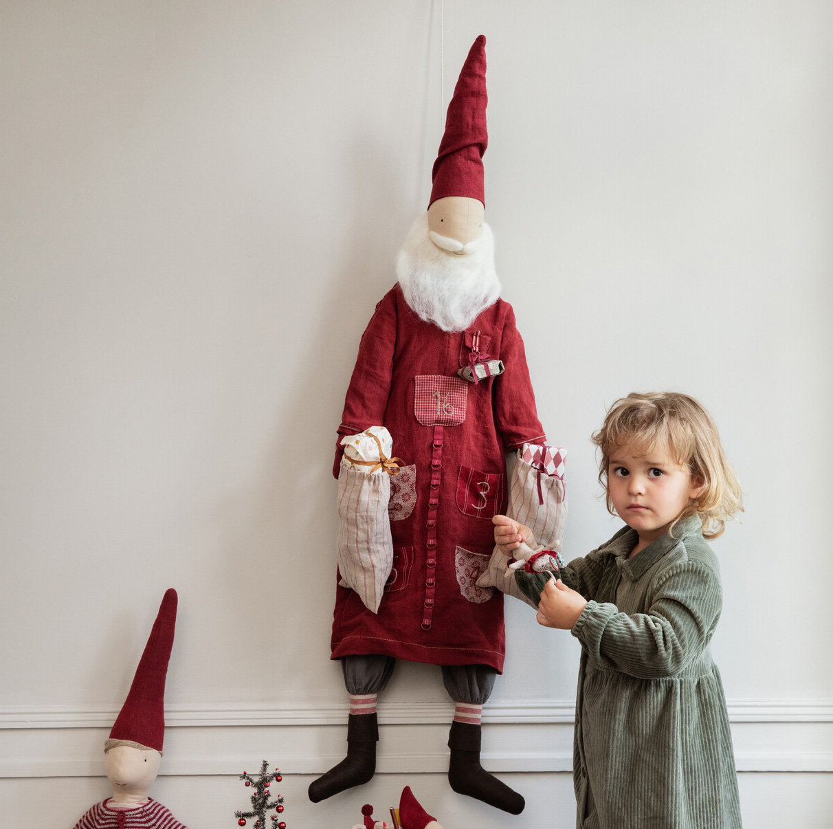 Maileg Adventskalender  ☆  Pixy Santa , ca. 123 cm, Baumwolle