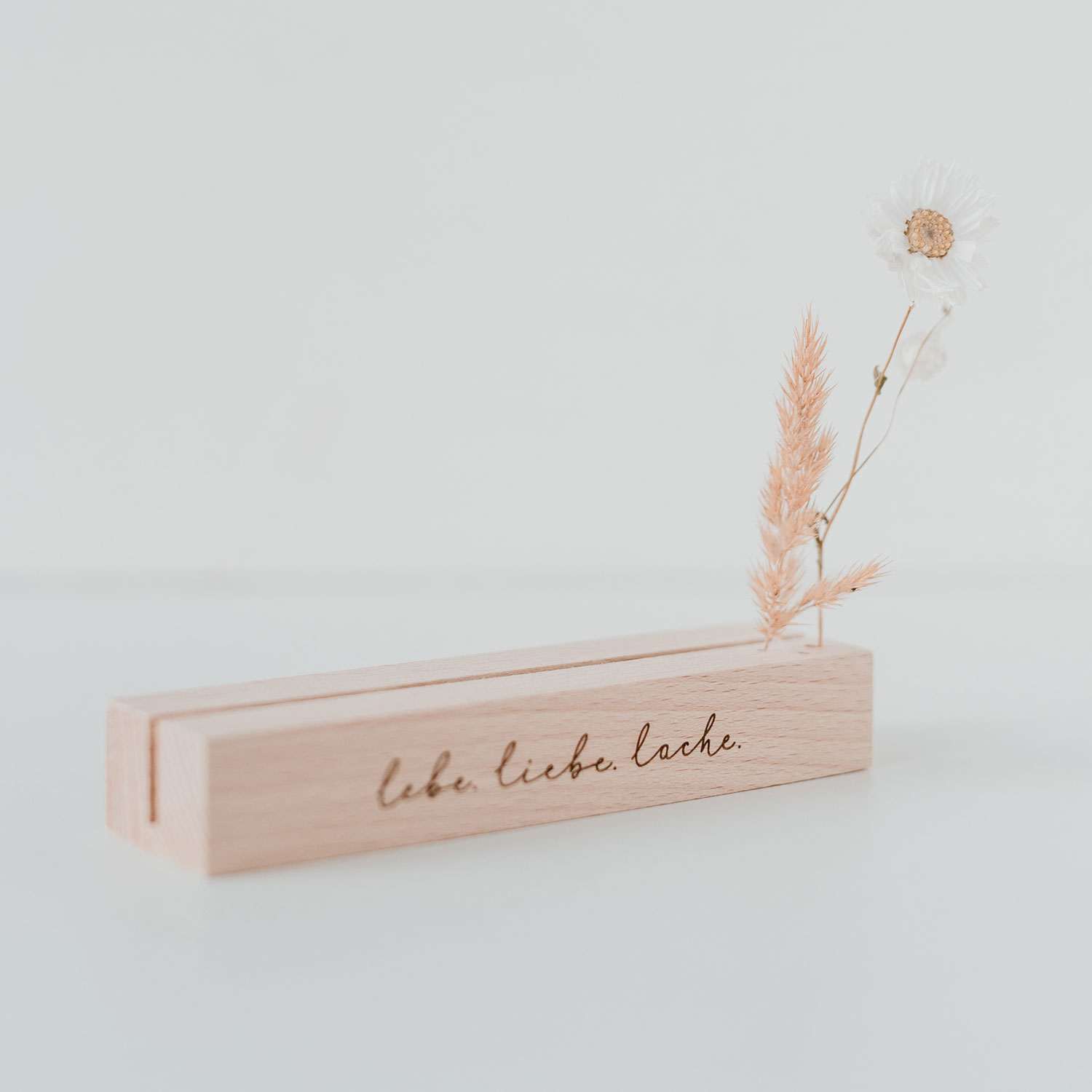Kartenständer und Trockenblumenständer " lebe liebe lache" 12 cm aus Buchenholz Kartenständer und Trockenblumenständer " lebe liebe lache" 12 cm aus Buchenholz