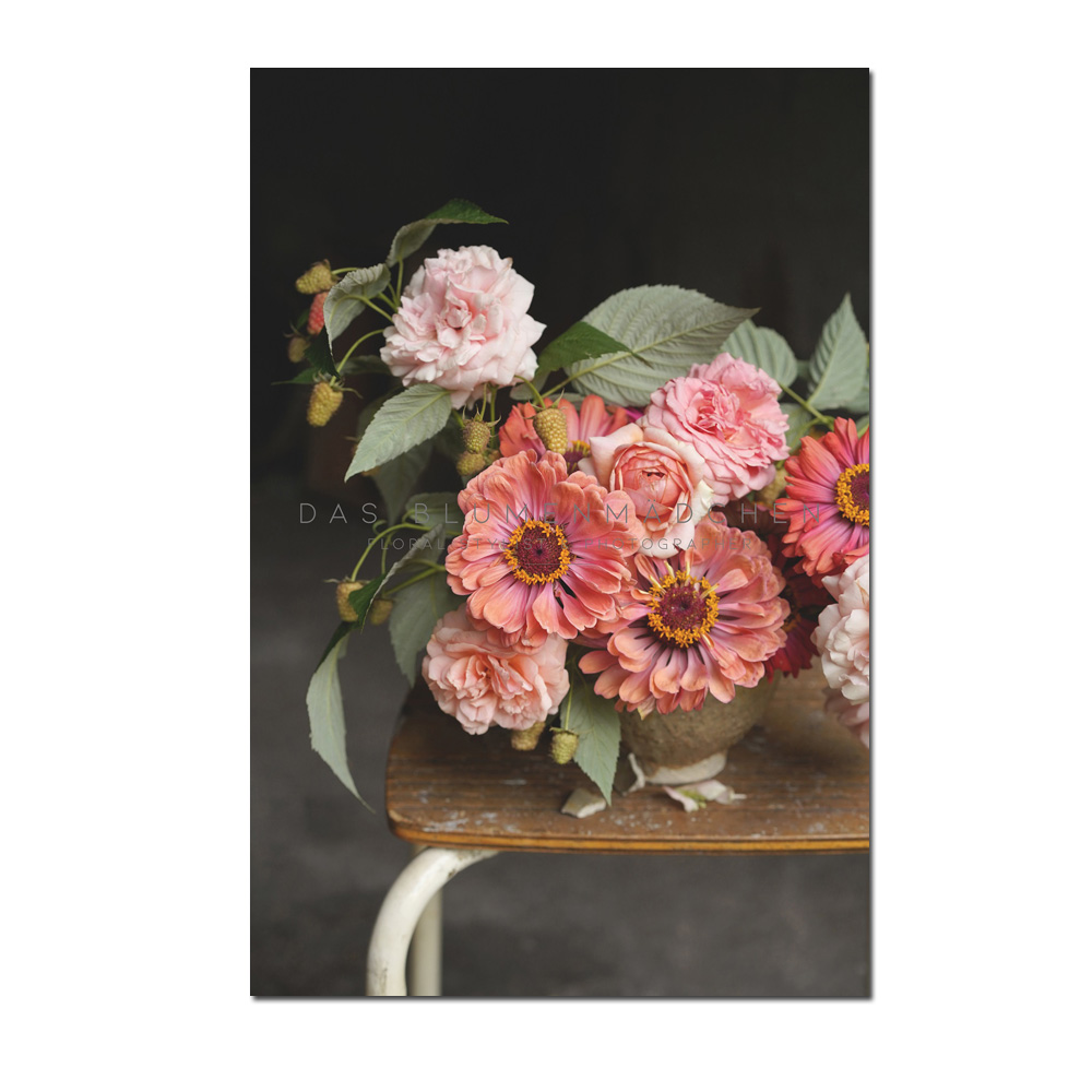 Das Blumenmädchen Postkarte " peach zinnias" Zinnienstrauß