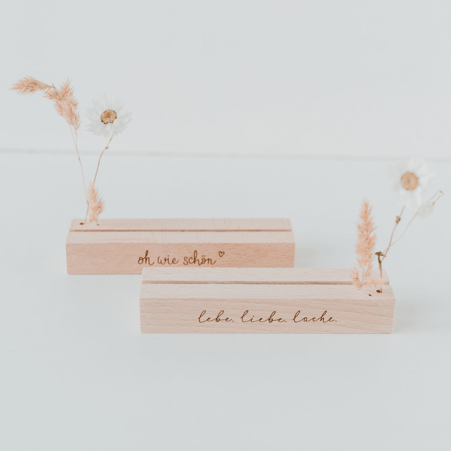 Kartenständer und Trockenblumenständer "oh wie schön " 12 cm aus Buchenholz Kartenständer und Trockenblumenständer "oh wie schön " 12 cm aus Buchenholz